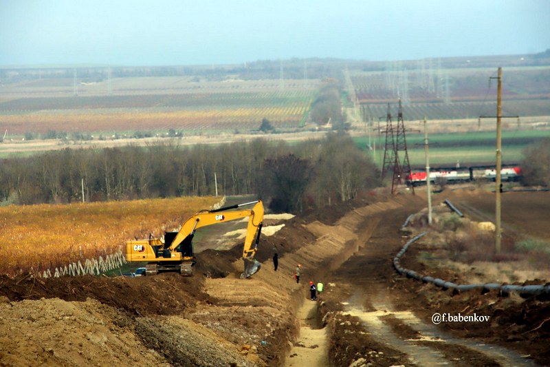 В Темрюкском районе строят новый магистральный трубопровод