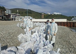 Локальные выбросы нефтепродуктов убирают на пяти участках береговой линии в Туапсинском муниципальном округе