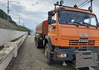 На центральном пляже Туапсе приступили к очистке набережной